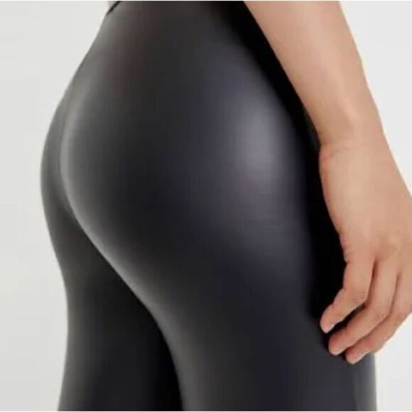 Pull & Bear Faux Leather Look Leggings Size M Stretch Skinny Pull on NWOT - Picture 3 of 9